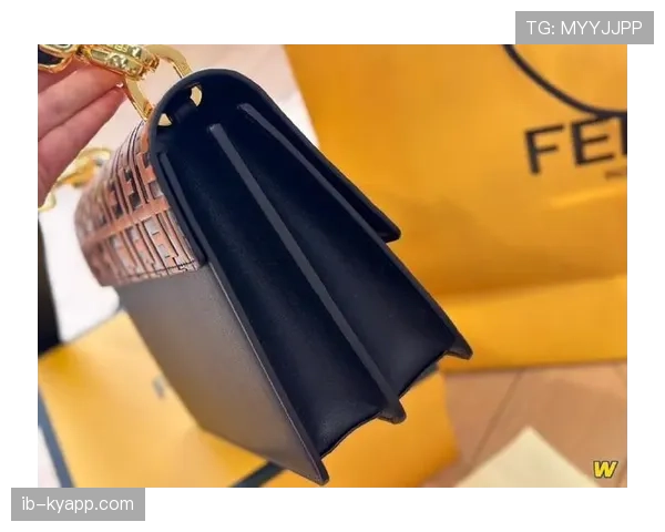 史梦瑶街拍穿拖鞋，拎着一个比我三年工资还贵的购物袋