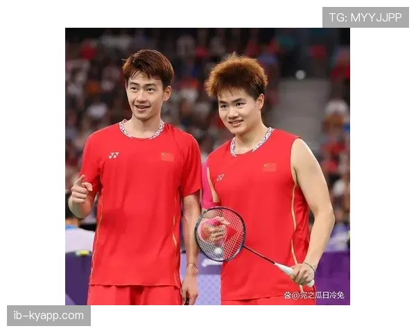 梁伟铿训练完直接瘫在场边啃蛋白棒，这自律程度真不是一般人扛得住的