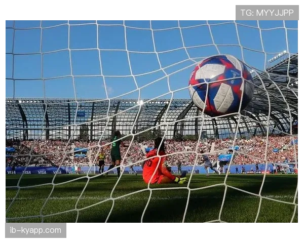 球门尺寸标准：宽度7.32米、高度2.44米是足球规则的硬性规定