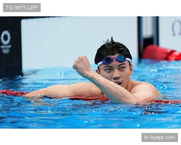 汪顺家里那泳池比咱们小区还豪华，比赛时倒是一本正经得像个书呆子